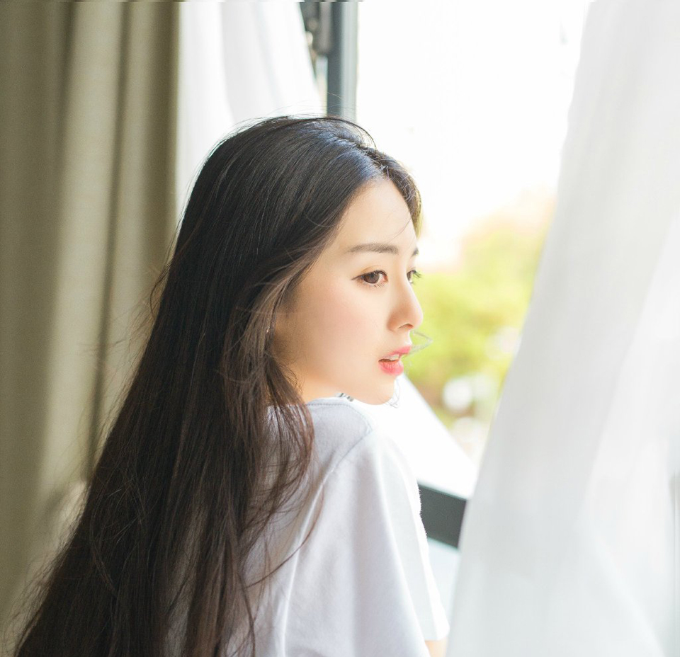 “只是身体不适，倒不是重病，只是人老了，总希望儿女能常在身边，几位哥哥常年不在身边，所以希望我能经常回去看看。”美妇摇了摇头，眼神中带着几许无奈的道。